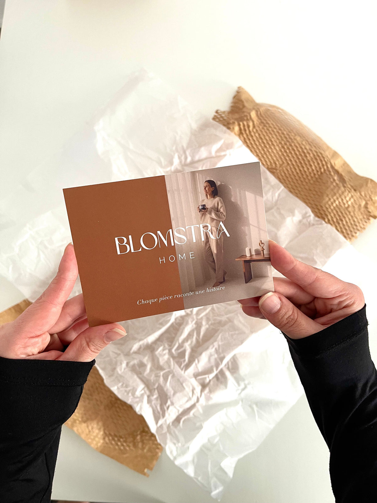La fondatrice de Blomstra Home tenant la carte de remerciement pour sa boutique en ligne