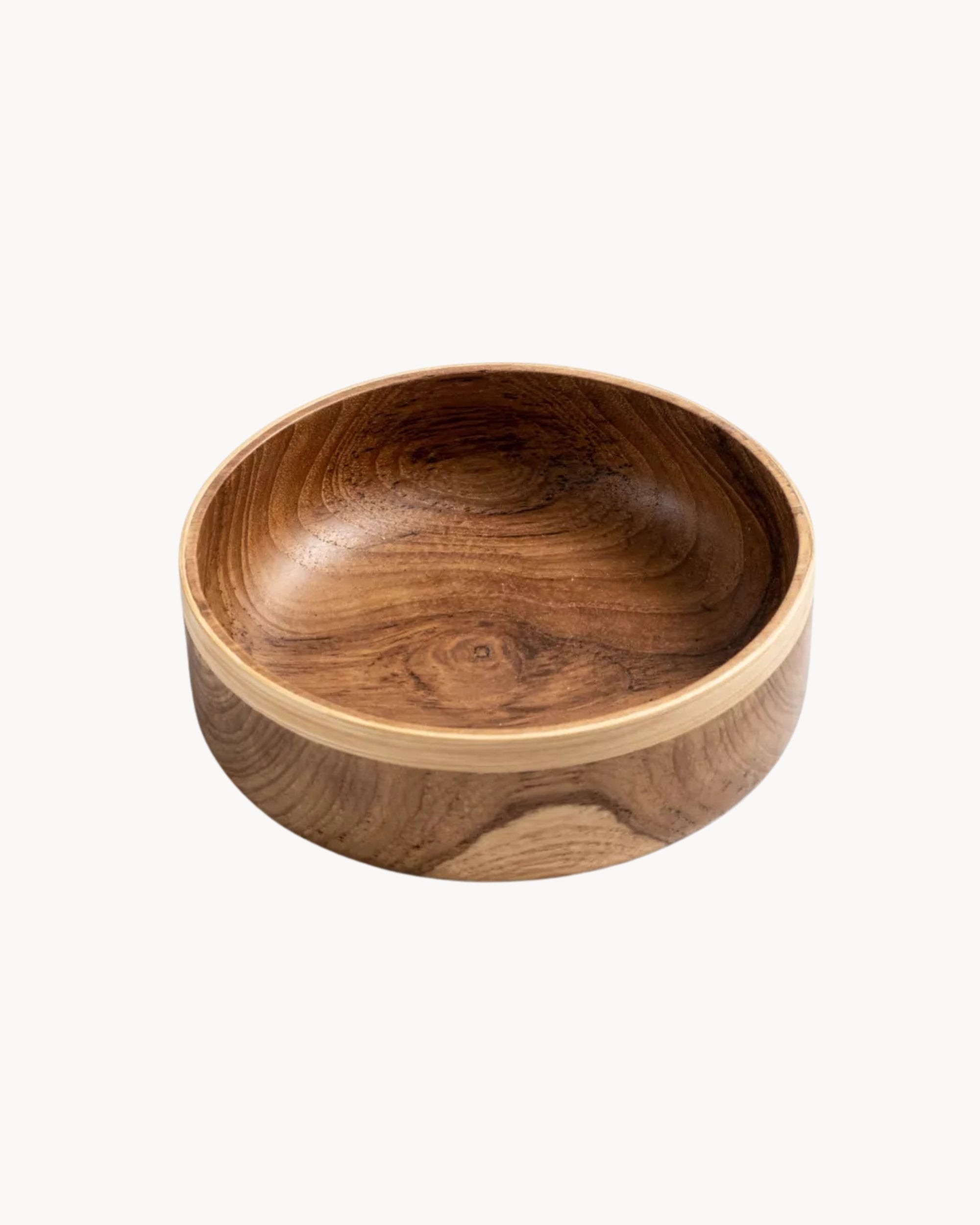 Vaisselle design, verres élégants et accessoires décoratifs pour une table raffinée et tendance