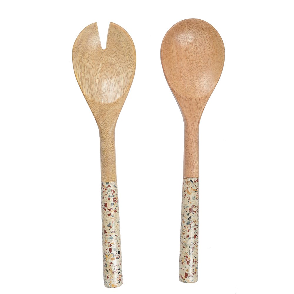 Duo de couverts à salade (cuillère et fourchette) en bois naturel avec manches effet terrazzo coloré.