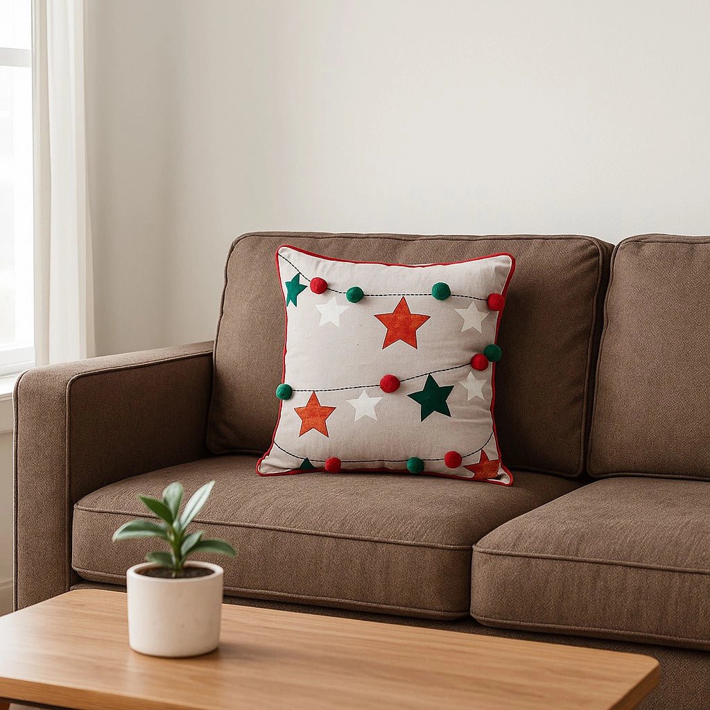 Housse de Coussin Noël Étoiles Brodées Guirlande Pompons Coton Lin 45×45 cm