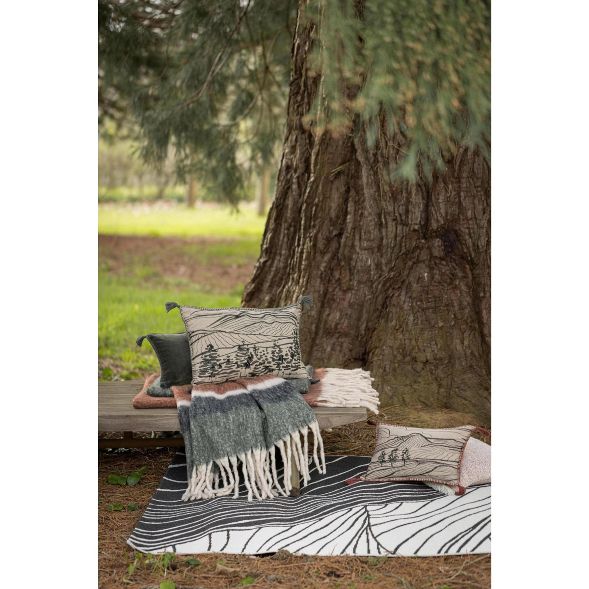 Coussin déco bohème chic posé en extérieur ambiance nature et détente