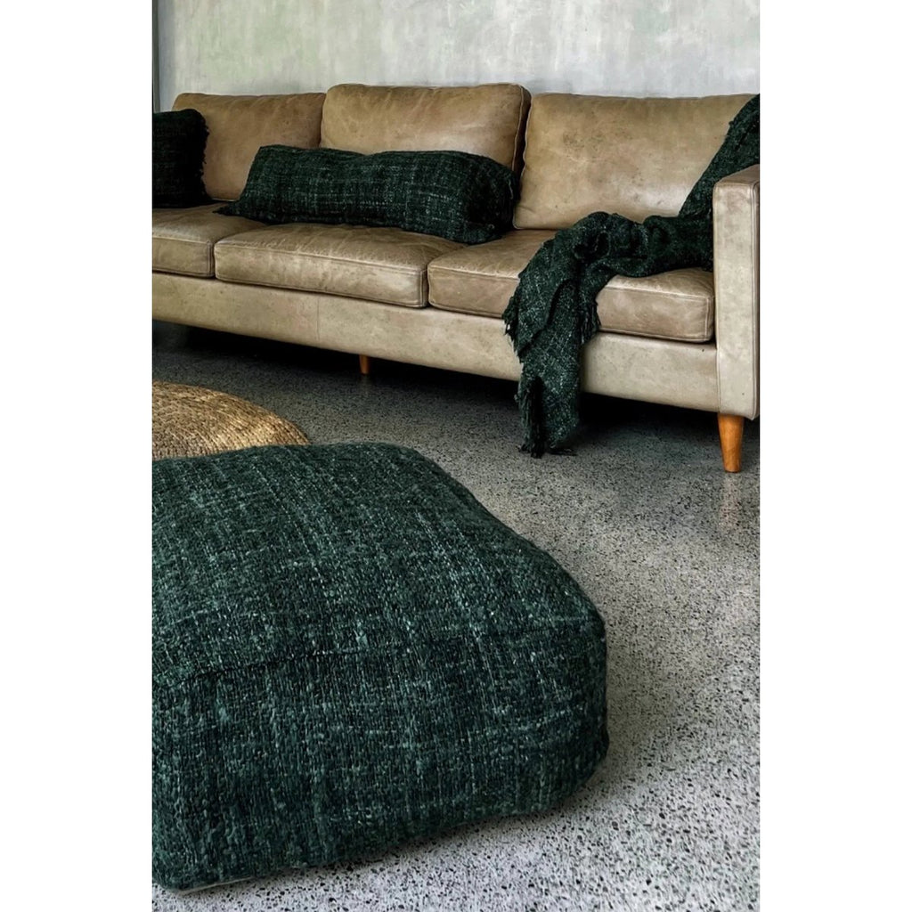 Vue détaillée de la texture ultra-douce du coton teint à la main et des reflets de la couleur verte.