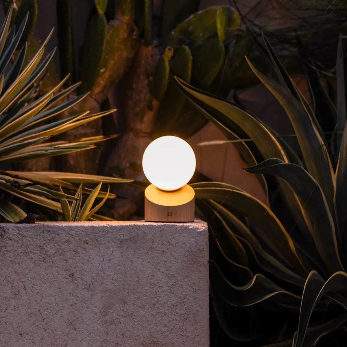 Mise en scène de la lampe sans fil sur un mur extérieur, idéale pour les soirées en terrasse.