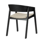 Dossier courbé en bois noir de la chaise Edo, style Japandi moderne.