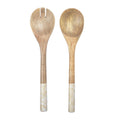 Duo de couverts à salade en bois naturel ornés d'un manche aux motifs abstraits blancs et dorés.