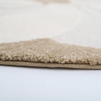 Tapis Rond Velours Motif Fleur en Relief Écru & Beige – Elsa
