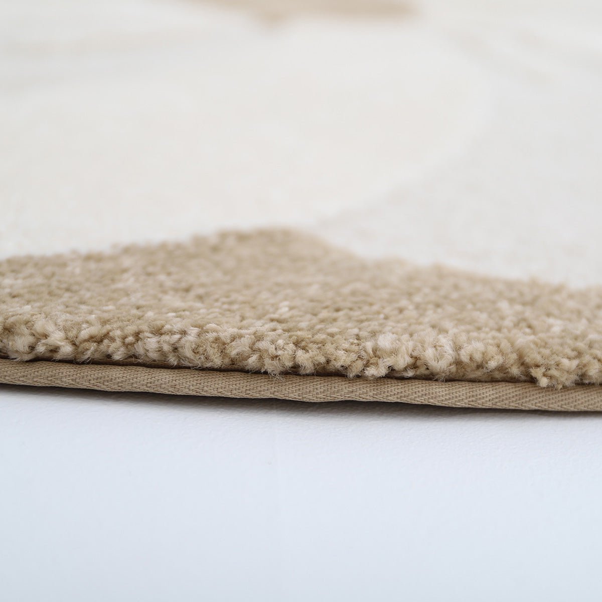 Tapis Rond Velours Motif Fleur en Relief Écru & Beige – Elsa