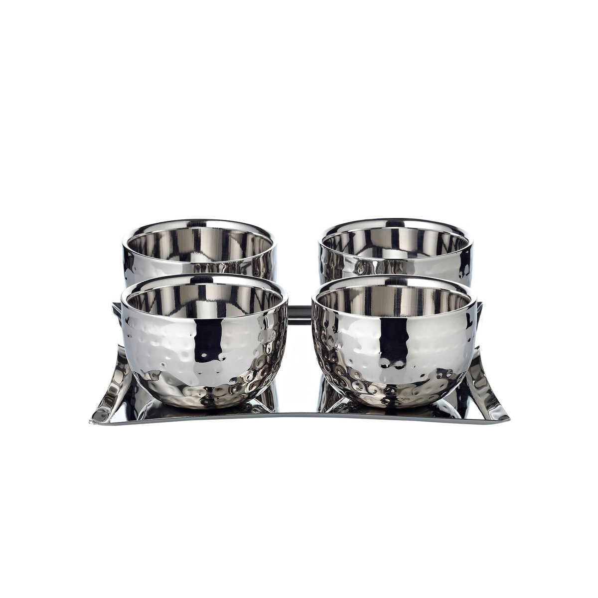 Service à glace Madeleine comprenant quatre coupes en acier inoxydable martelé brillant posées sur leur plateau assorti.