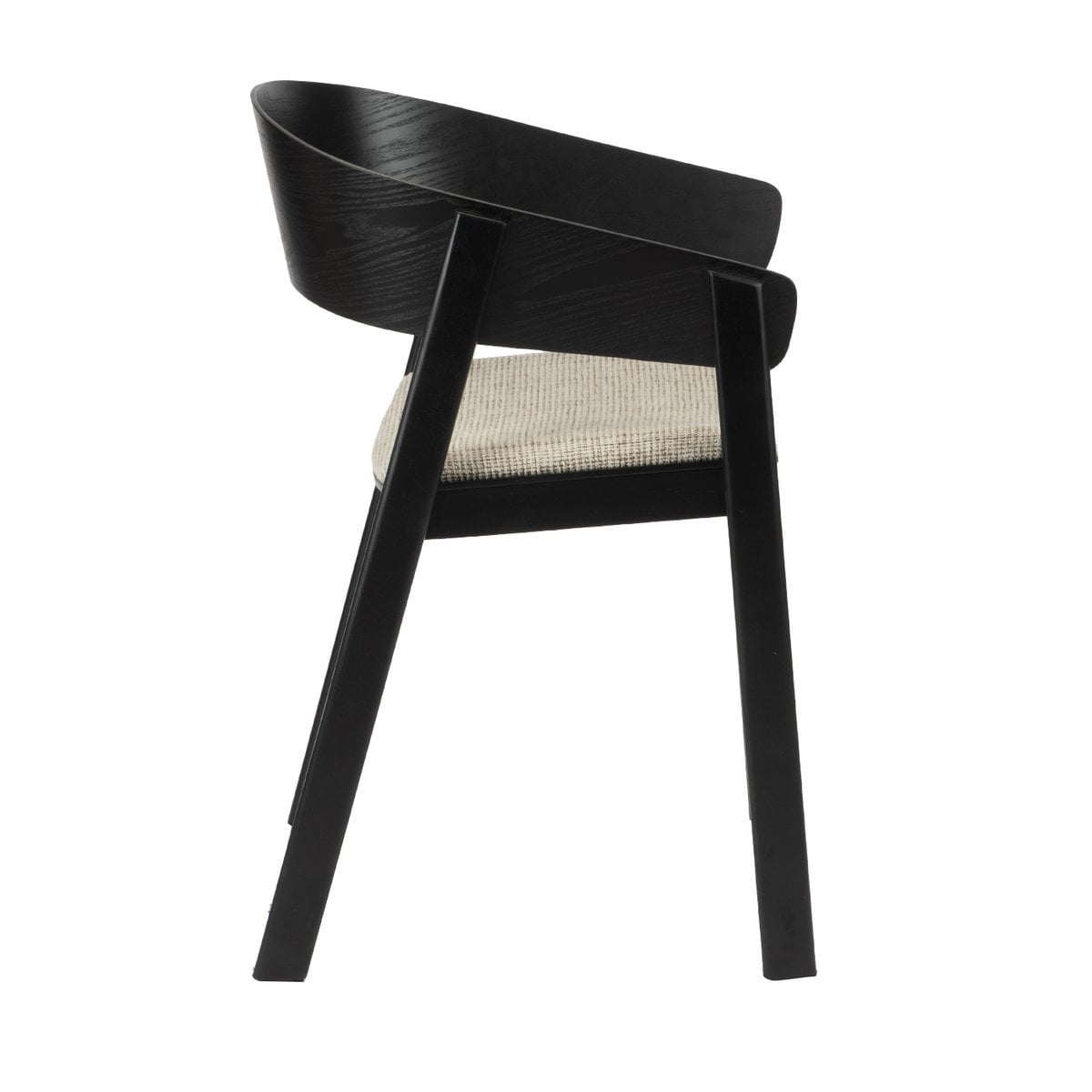 Profil design de la chaise Edo noire, structure architecturale en bois massif.