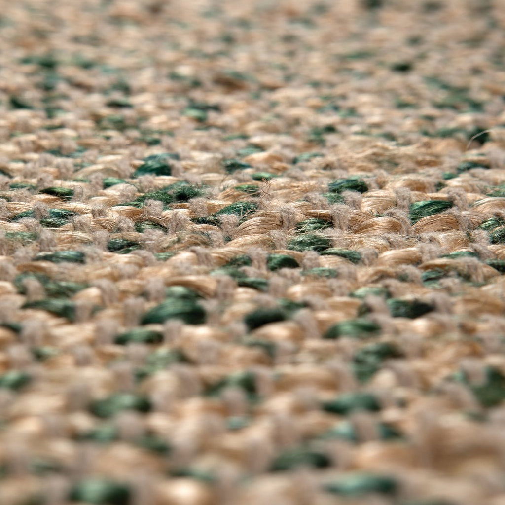 Zoom sur le tissage artisanal irrégulier en fibres végétales vertes et beiges.