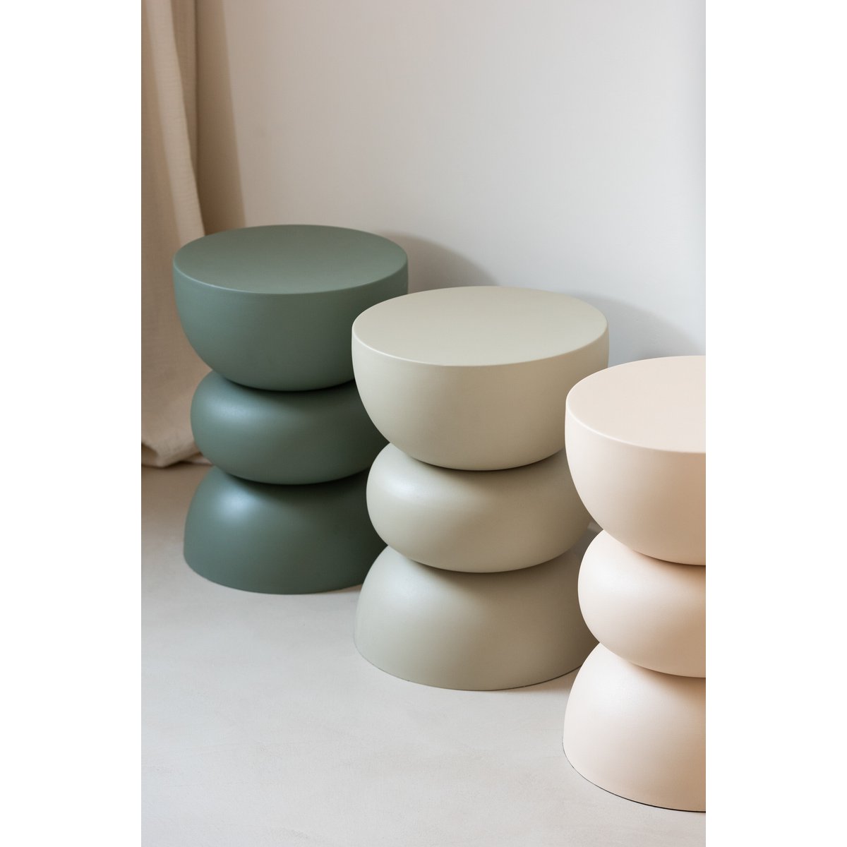 Vue d'ensemble de la table d'appoint contemporaine, idéale comme bout de canapé.