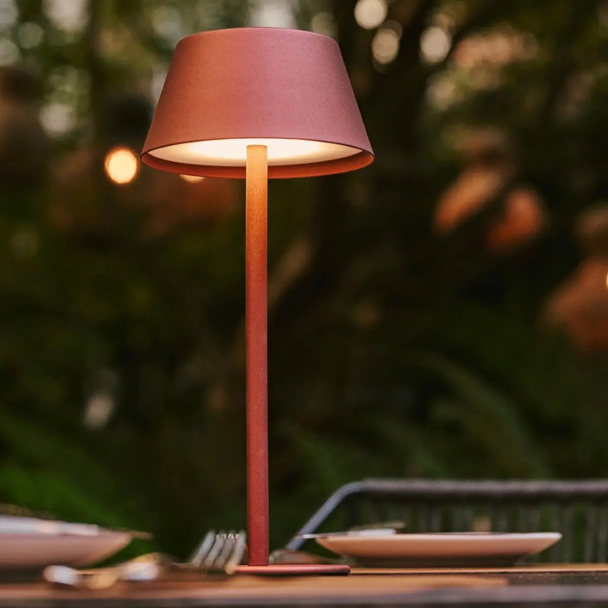 Zoom sur le pied fin et l'abat-jour bronze de la lampe Milou.