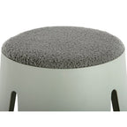 Détail de l'assise ronde texturée douillette du tabouret.