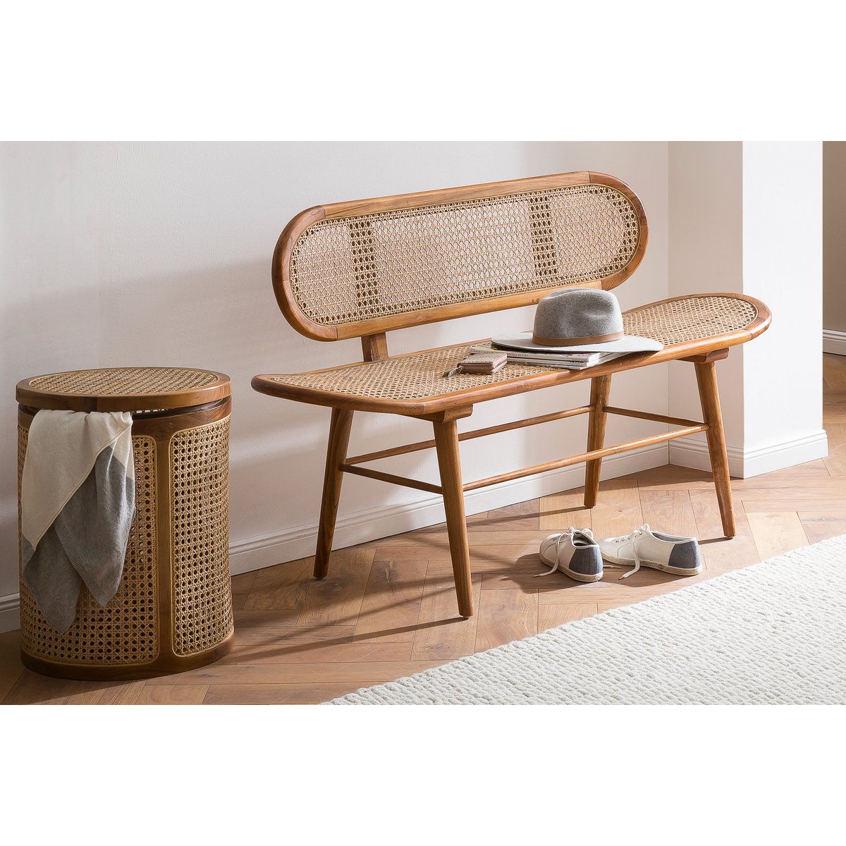 Mise en scène du grand banc utilisé comme assise conviviale dans un couloir ou un vaste espace de vie.