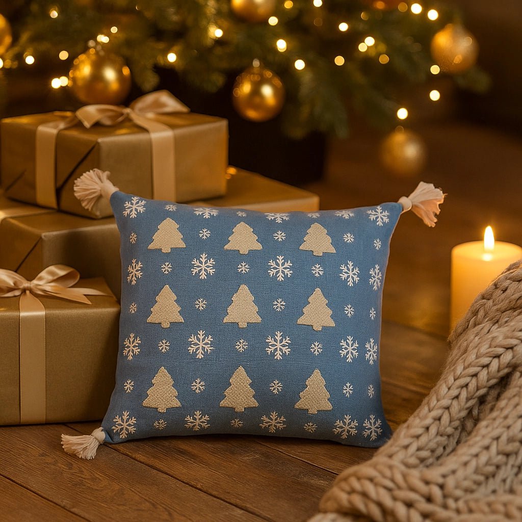 Housse de Coussin Noël Sapins et Flocons Bleu Blanc Pompon Snowlyn