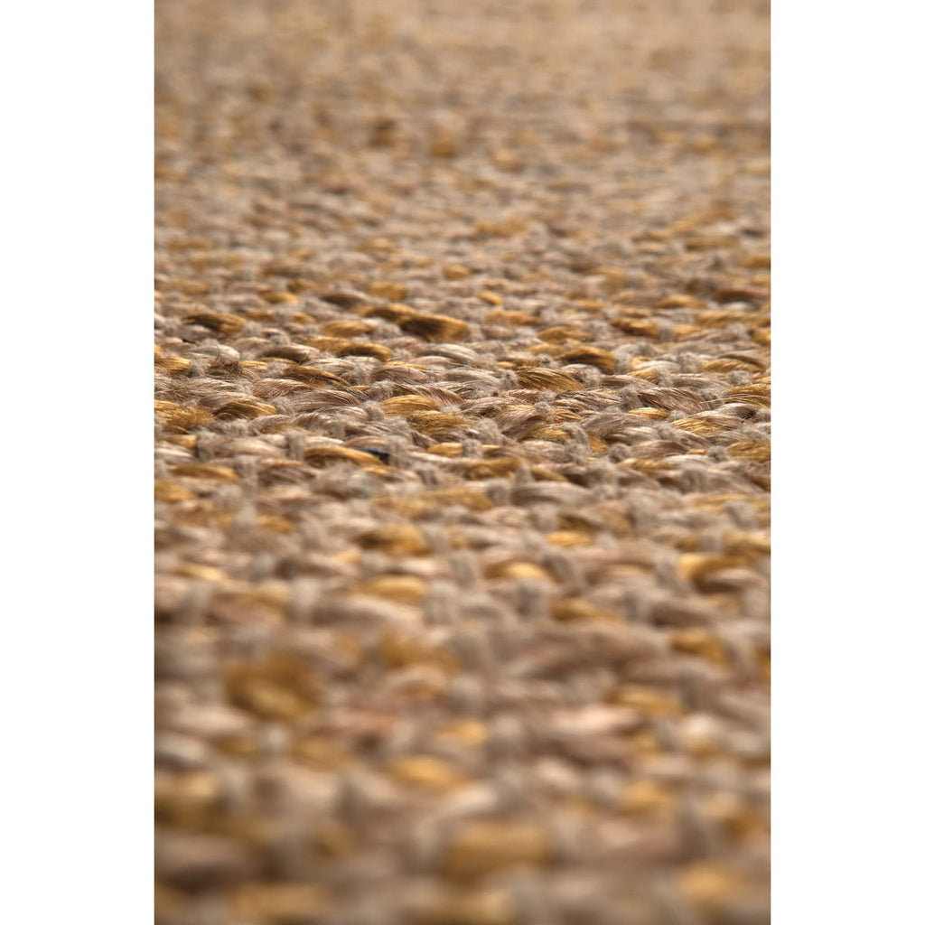 Gros plan sur la texture tressée du grand tapis Elliot en fibres naturelles.