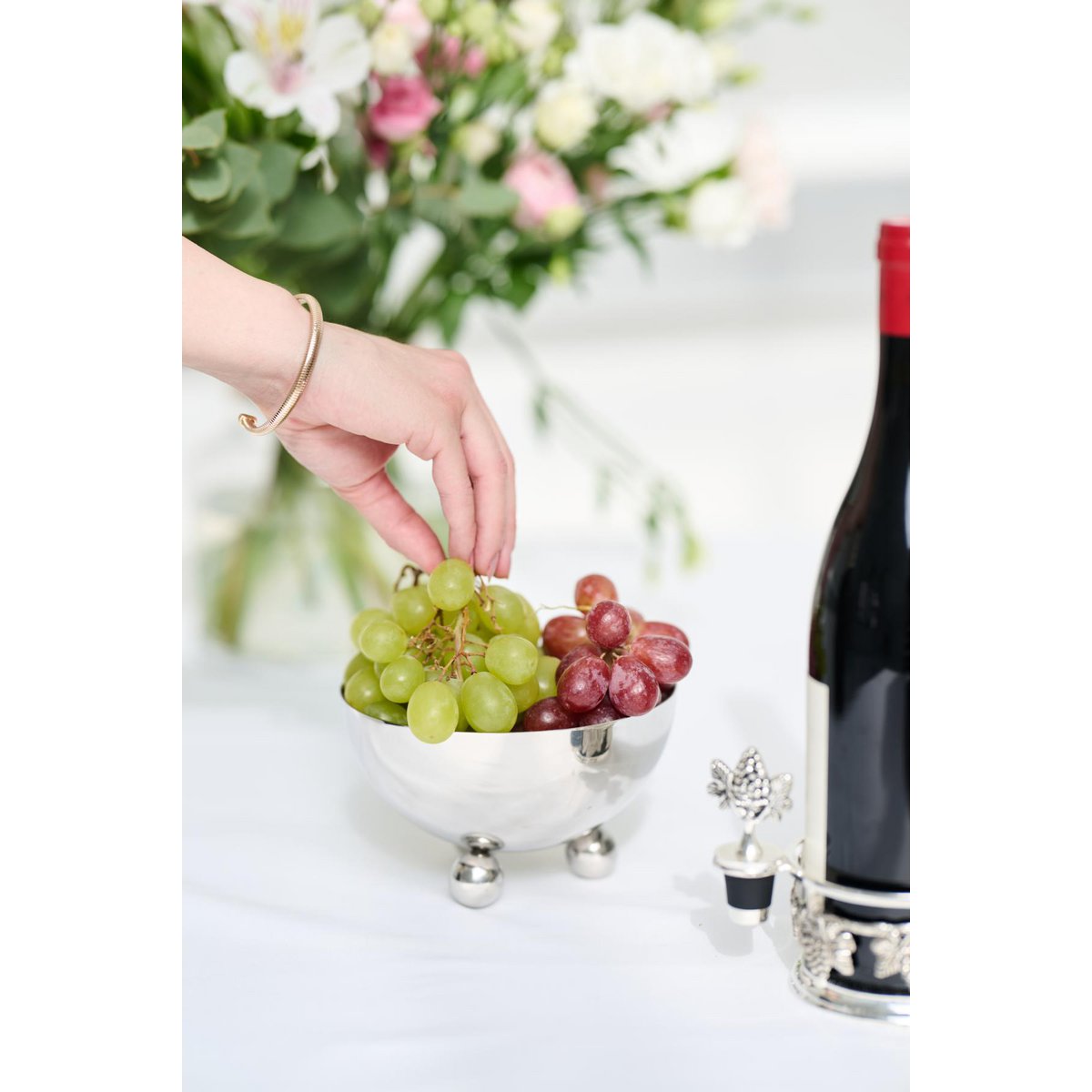 Mise en scène du bol en acier argenté garni sur une table chaleureuse.