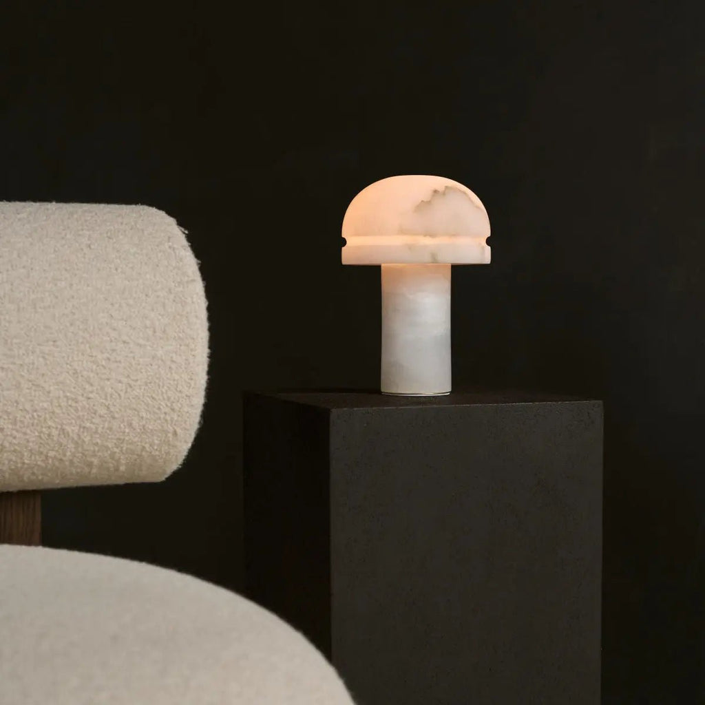 Lampe de luxe Leonardo allumée dans une pièce sombre, mise en valeur de la translucidité.
