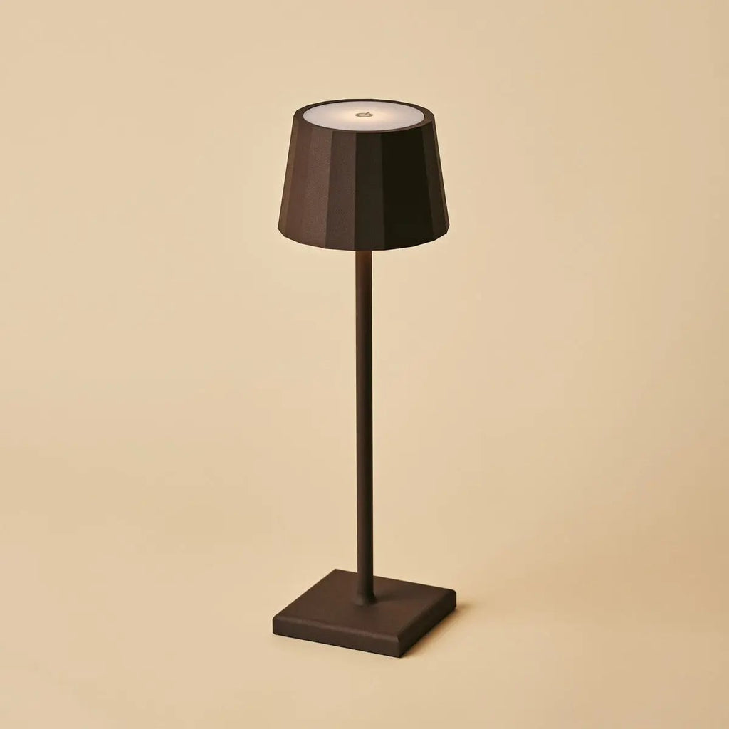 Vue de trois-quarts lampe de table sans fil en métal marron design hollandais.