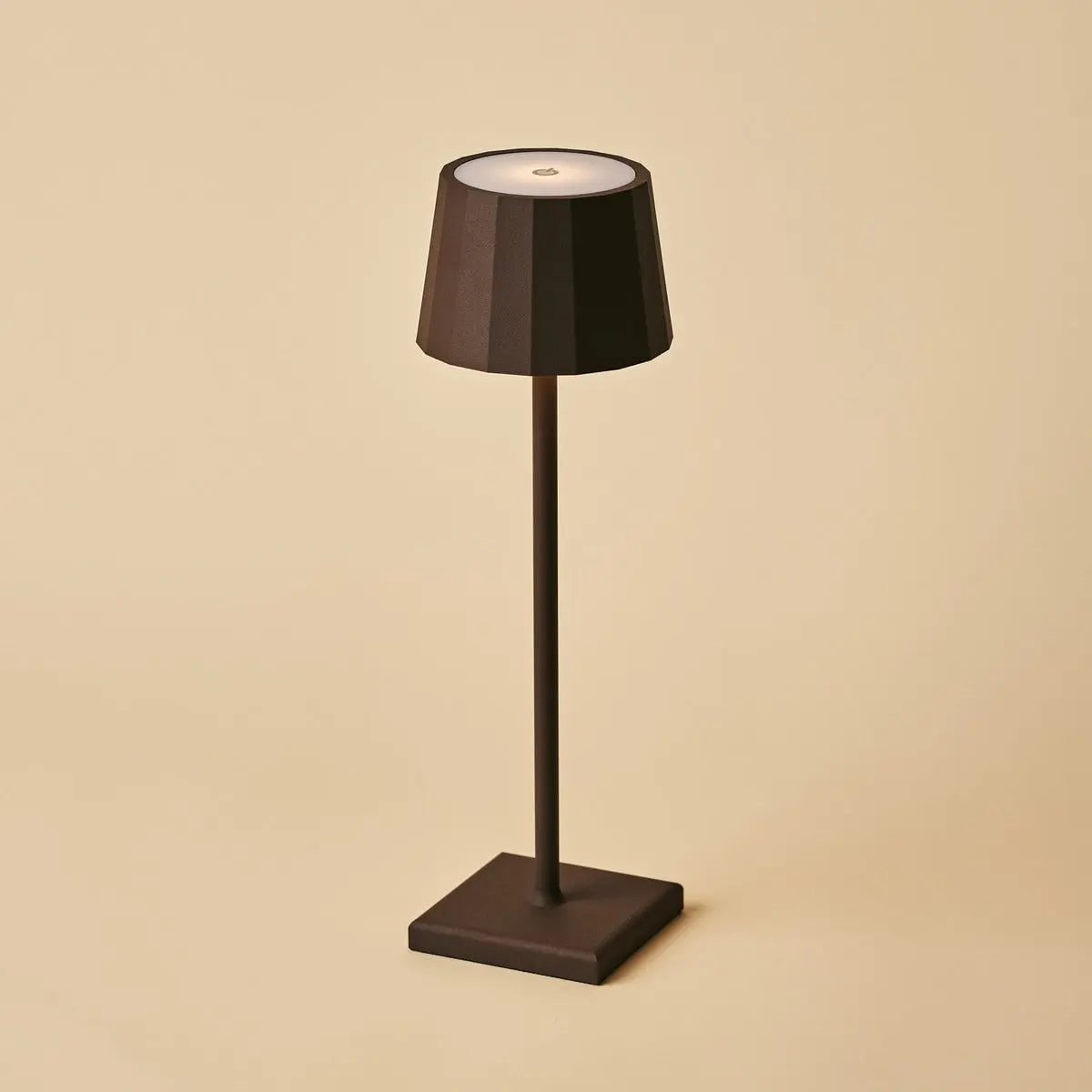 Vue de trois-quarts lampe de table sans fil en métal marron design hollandais.