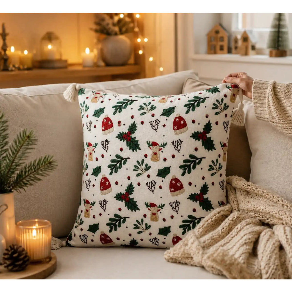 Housse de Coussin Noël Imprimé Rennes Houx Pompons Coton 45×45 cm