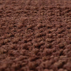 Zoom sur le tissage artisanal en fibres naturelles de jute marron du tapis Elios.