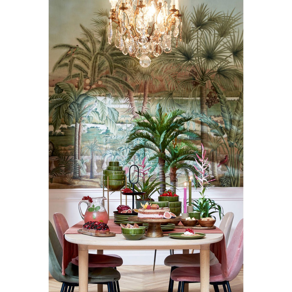 Ambiance table de fête rustique avec le présentoir en bois foncé au centre.