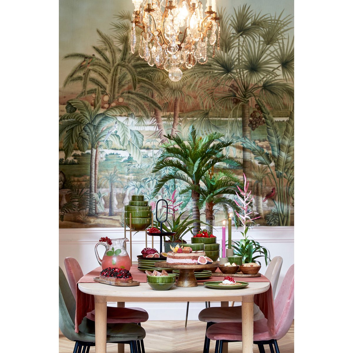 Ambiance table de fête rustique avec le présentoir en bois foncé au centre.