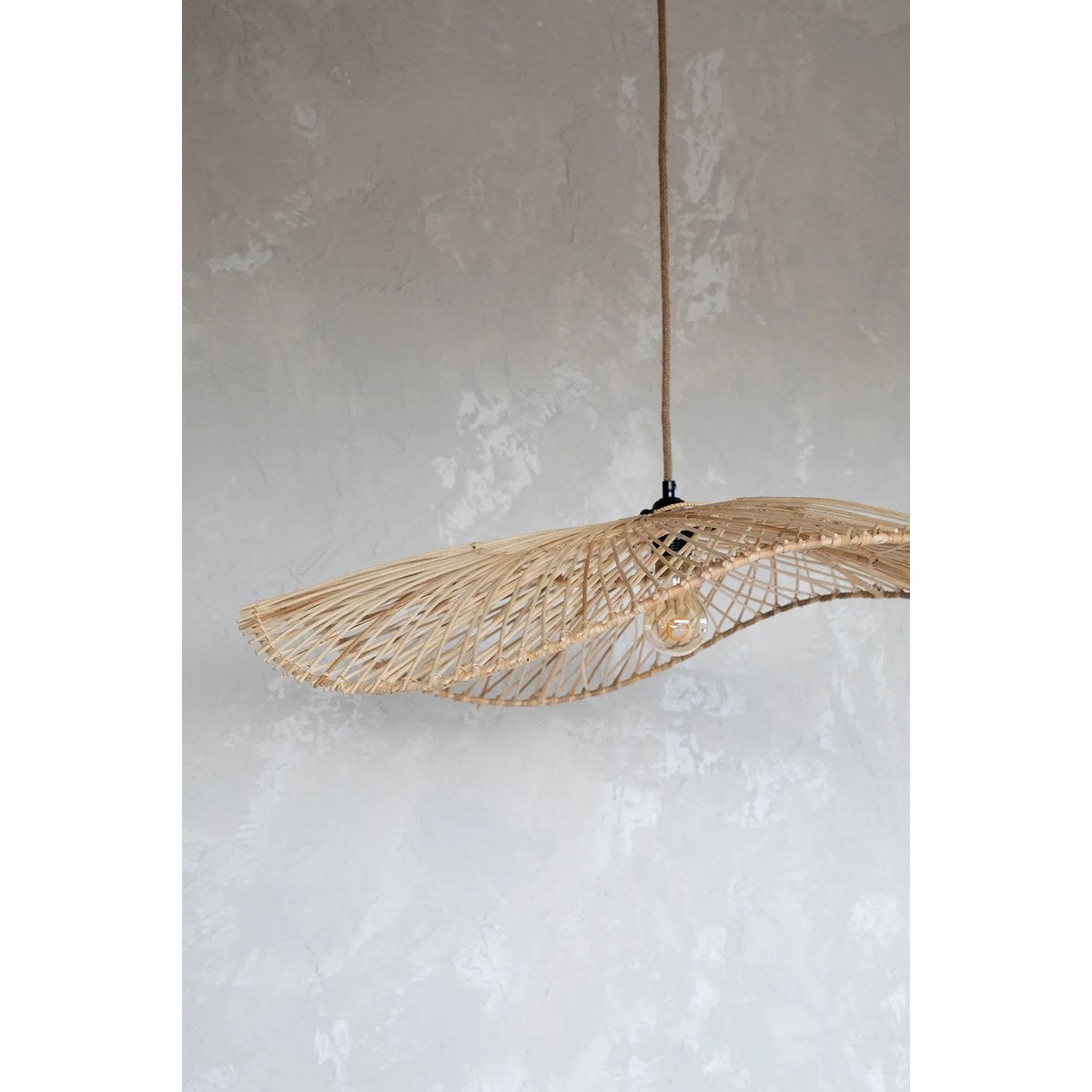 Grande suspension luminaire "Le Chapeau" (Ø75cm) en rotin naturel tressé, design ondulé spectaculaire.