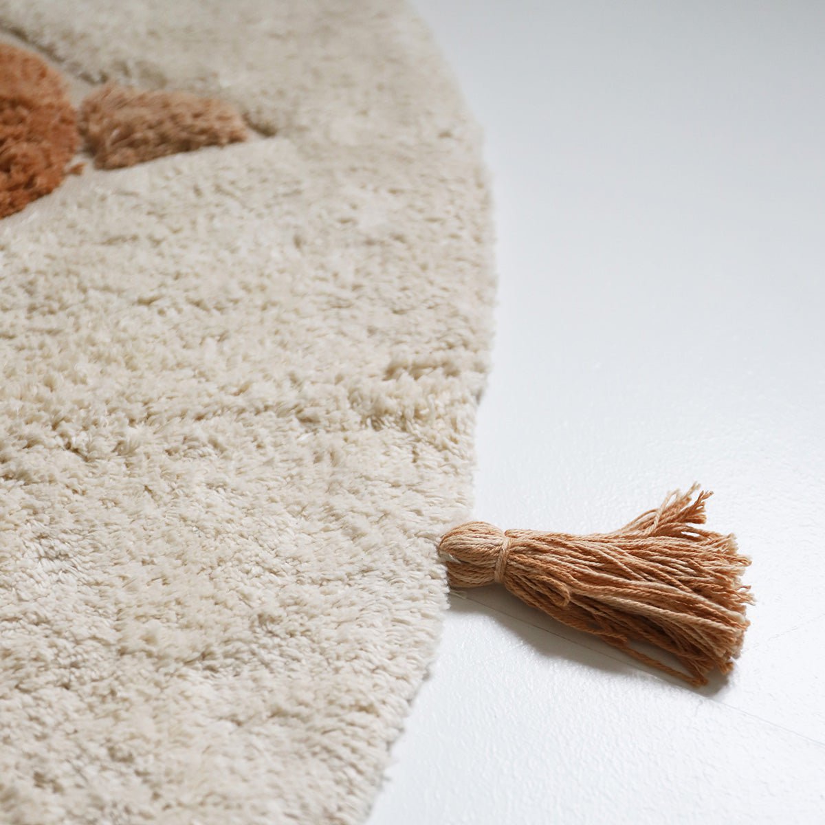 Tapis Rond Coton Motif Oiseau à Pompons Toast Ø110 cm – BohoBird