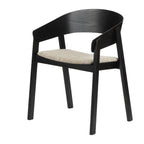 Profil design de la chaise Edo noire, structure architecturale en bois massif.