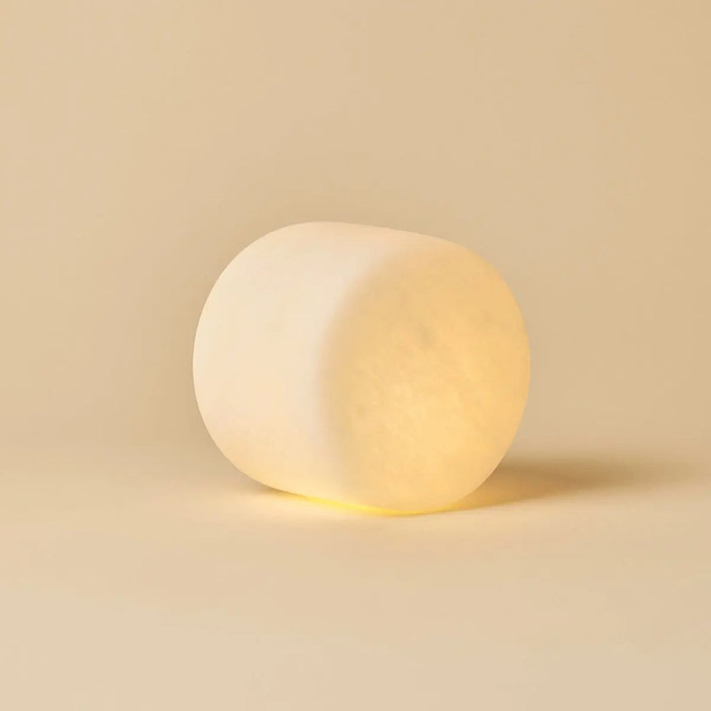 Gros plan sur l'abat-jour arrondi en verre givré allumé de la lampe Cuyp.