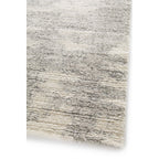 Gros plan sur la texture tissée mélangée polyester et polypropylène du tapis Brixy.
