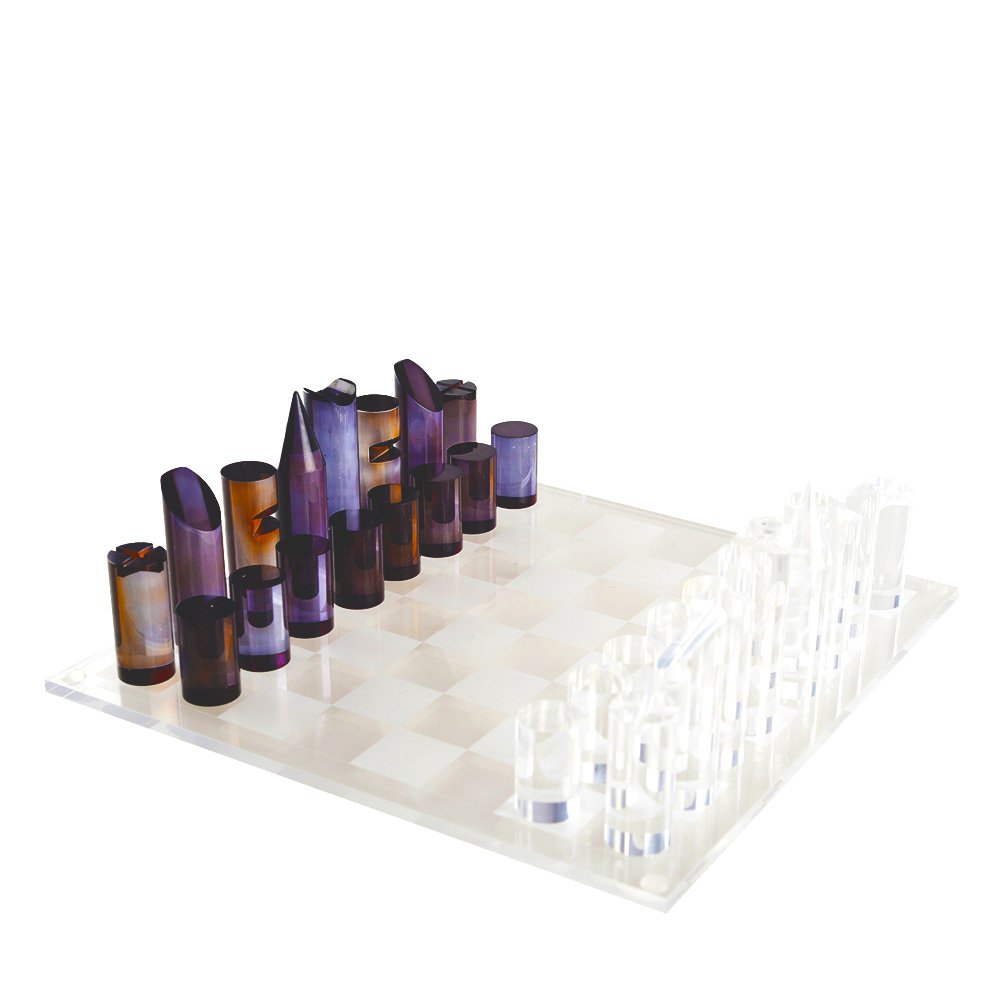 Plateau de jeu d'échecs contemporain en acrylique transparent avec pièces fumées et violettes.