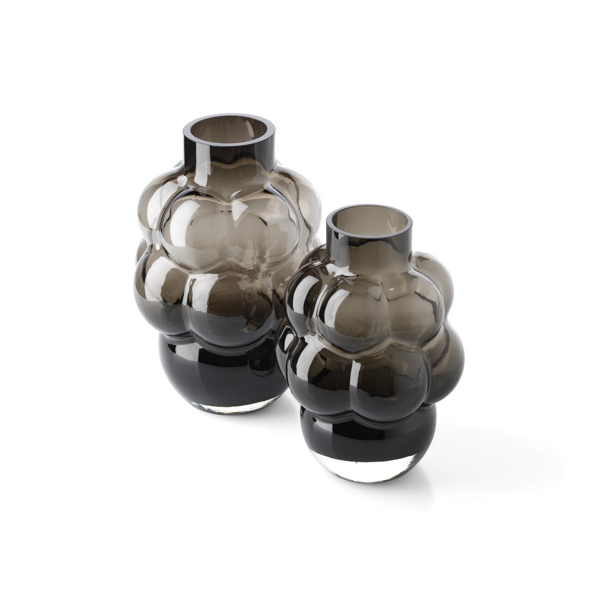 Détail des courbes du vase bulbeux en verre recyclé.