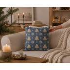 Housse de Coussin Noël Sapins et Flocons Bleu Blanc Pompon Snowlyn