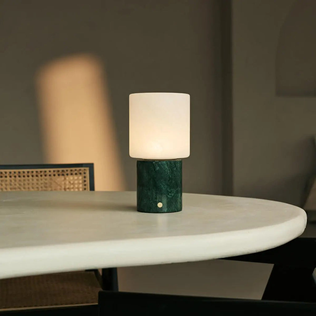 Lampe nomade design posée sur une table basse dans un salon moderne.