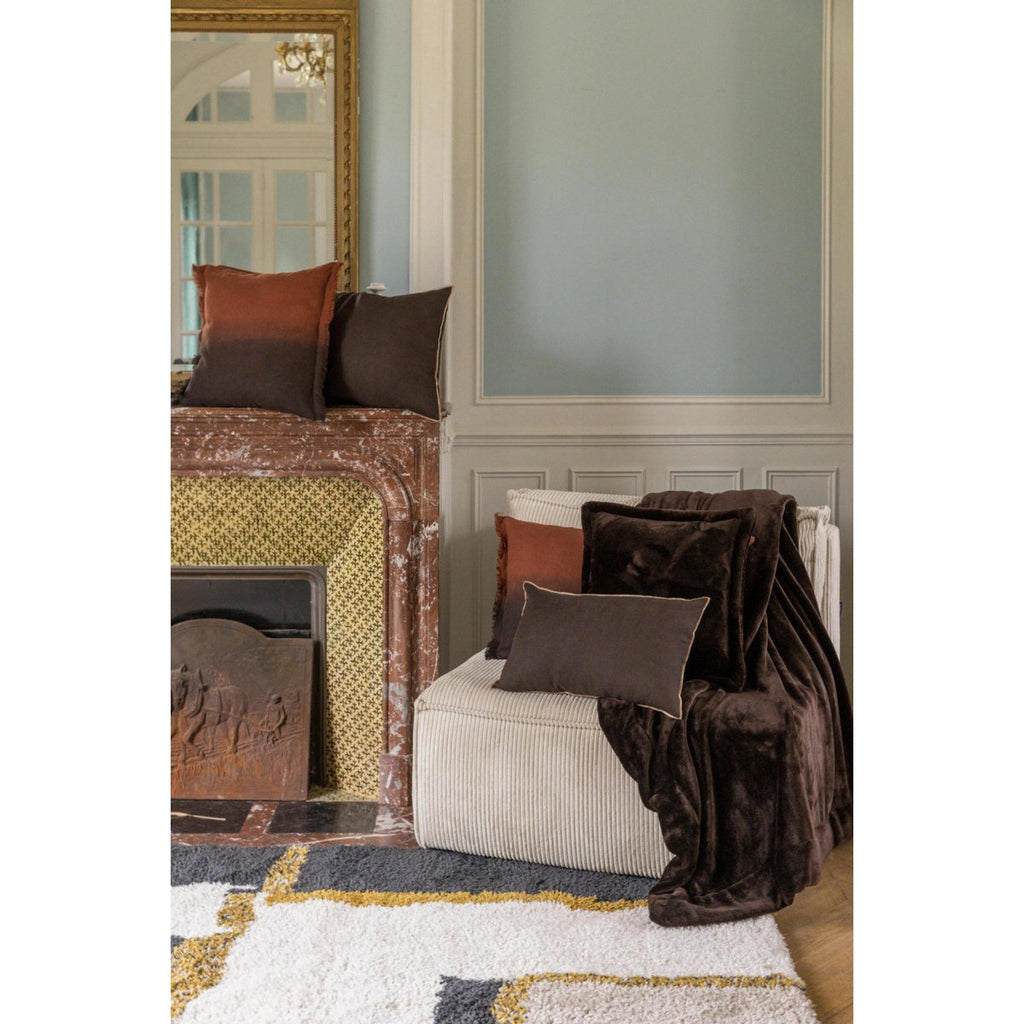 Plaid TENDER Ébène Marron Chocolat au Toucher Velouté – 150 × 200 cm