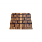 Planche à découper bois de bout motif briques rectangles horizontaux décalés, frêne ambré beige doré joints sapelli brun prune, vue trois-quarts fond blanc, taille moyenne, épaisseur et tranche bois de bout visible