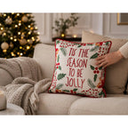 Housse de Coussin Noël Tis The Season Brodée Couronne Houx Baies Passepoil Rouge 45×45 cm