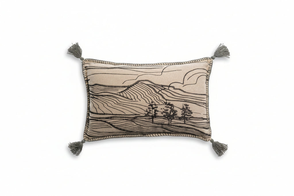 Coussin rectangulaire 30x50 beige broderie paysage noir et pompons verts