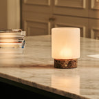 Ambiance chaleureuse avec la lampe nomade allumée en mode lumière douce.