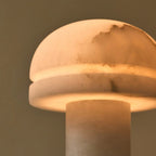 Gros plan sur le dôme en albâtre blanc veiné de la lampe Leonardo.