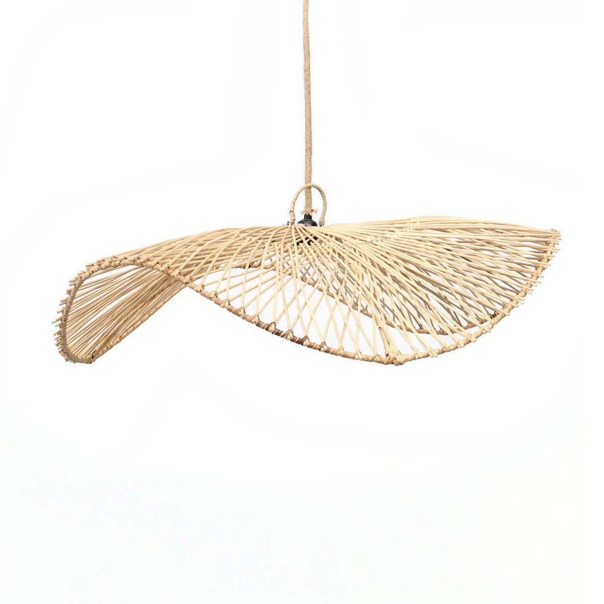 Grande suspension luminaire "Le Chapeau" (Ø75cm) en rotin naturel tressé, design ondulé spectaculaire.