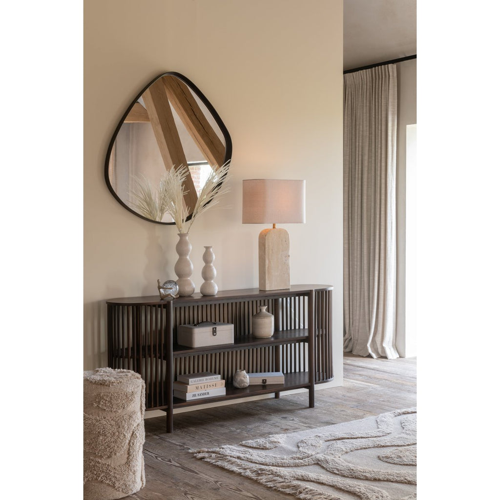 Mise en scène du miroir organique dans une salle à manger au-dessus d'une belle console contemporaine