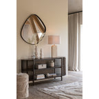 Mise en scène du miroir organique dans une salle à manger au-dessus d'une belle console contemporaine