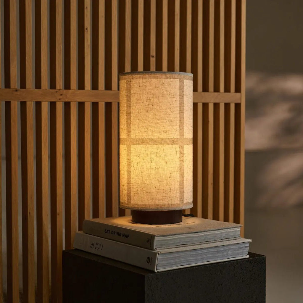 Détail du socle robuste en bois d'hévéa teinté marron foncé.