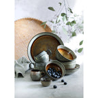 Ensemble de vaisselle artisanale de la collection Comporta aux tons verts et bruns.