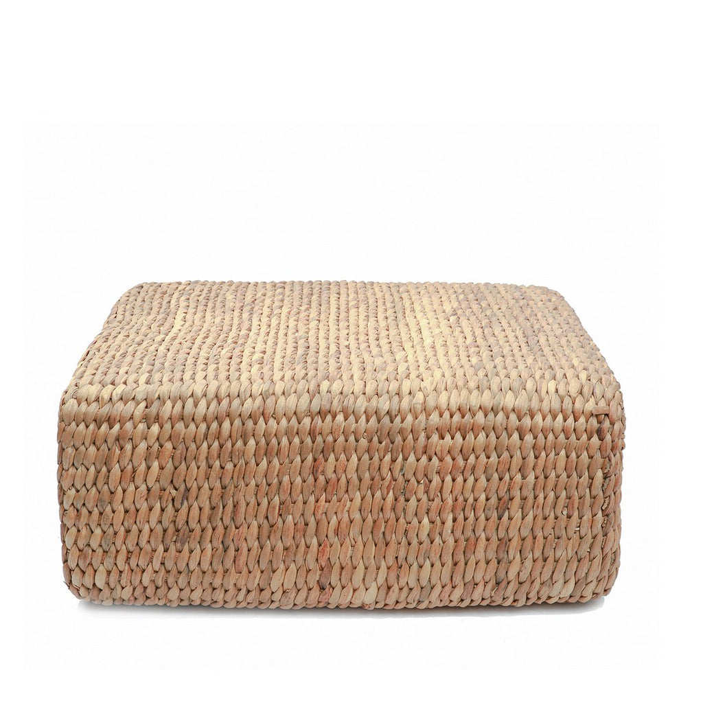 Grand pouf carré au design naturel, entièrement tressé à la main en fibres de jacinthe d'eau.
