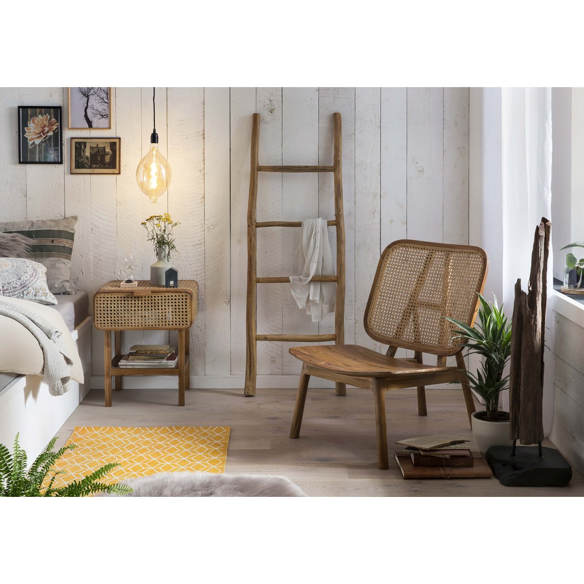 Mise en scène du fauteuil en teck et cannage dans un salon à l'ambiance chaleureuse et lumineuse.
